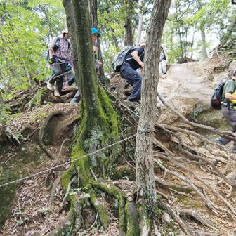 滑りやすい下山道、難所もあり