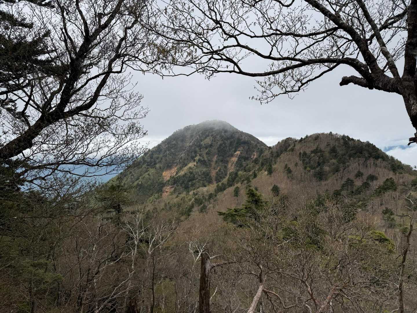 鶏頂山と越えて来たピーク！