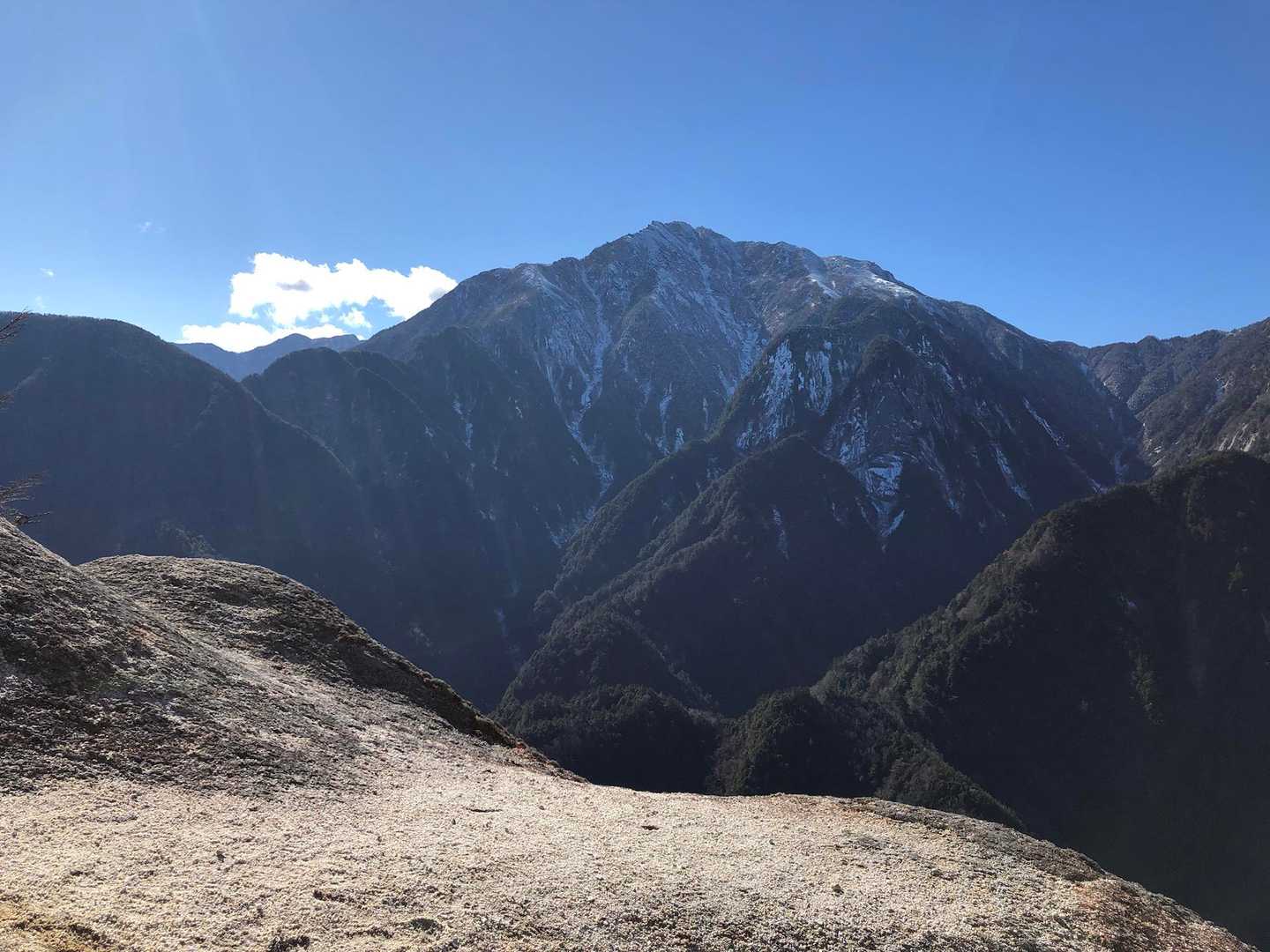 鞍掛山から5分で最高の展望台へ。
