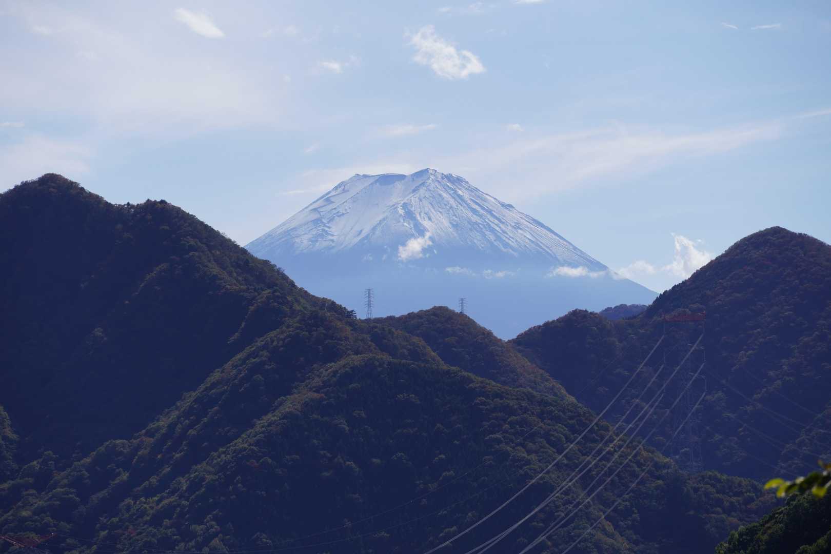 富士山、左のジグザグは富士吉田ルートでしょうか？