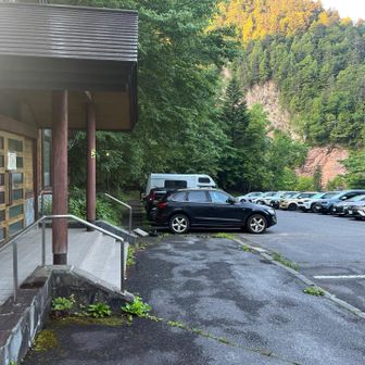 女夫渕駐車場は無料。綺麗な水洗トイレもあります。午前５時前でもこの台数。奥鬼怒温泉郷に泊まりに来ている人は一般車両立ち入り限界のここに車を置くからですね。半数の宿の関係者がここまで迎えにくるようです