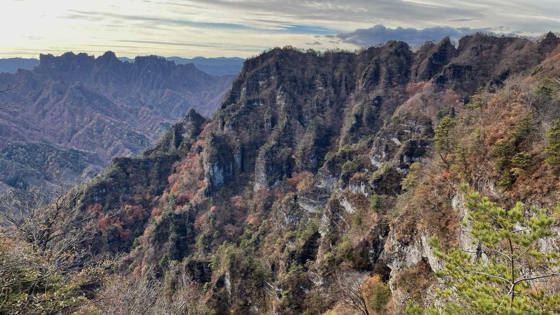 独特で奇妙な山塊が目の前に😳😲