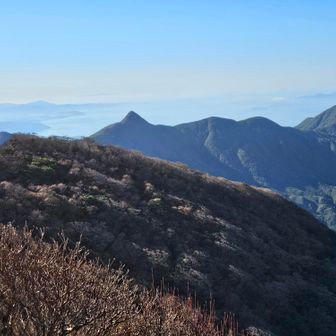 遠くにうっすら屋久島。手前は小箆柄岳