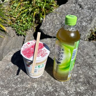 諸事情でお湯を持ってこなかったので、売店で購入
カプヌとお茶で1200円
んー
小屋営業期間に来たのが初めてなのでウキウキ