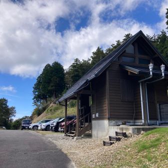 太尾登山口からスタート
土曜日と言う事で駐車場は満車、広い路肩に駐車させていただきました。
トイレ有り〼