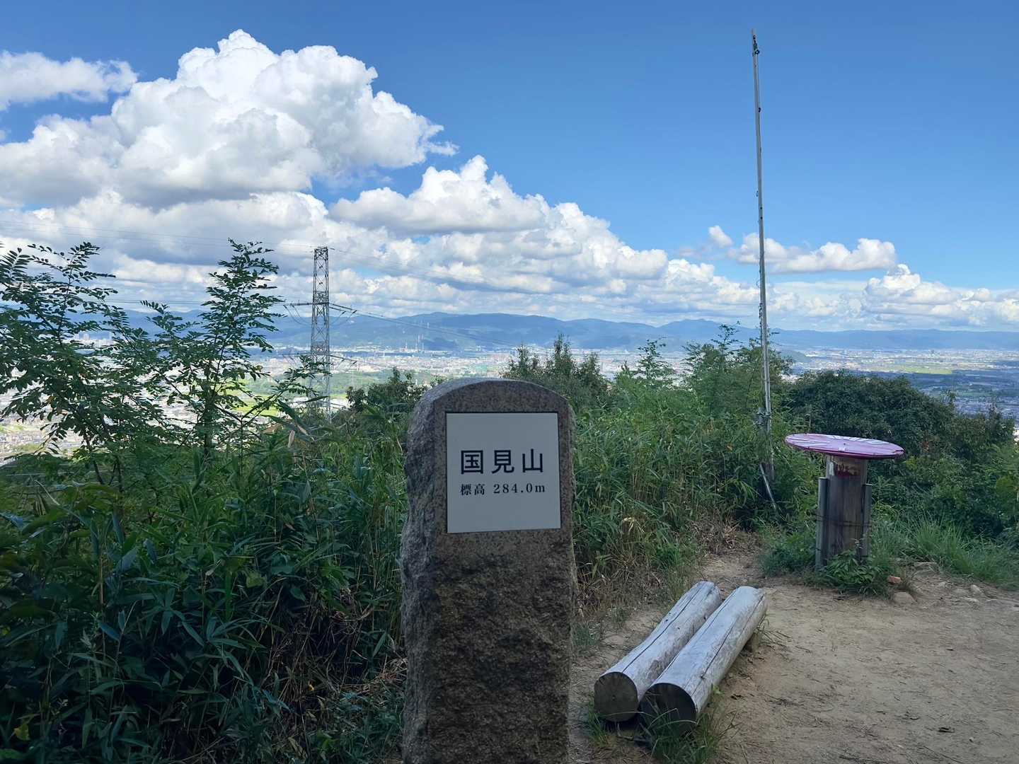 何とか国見山の山頂まで来ました
天気の変わり目か雲が増えてきます