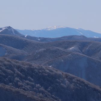 蔵王の右肩奥に西吾妻山