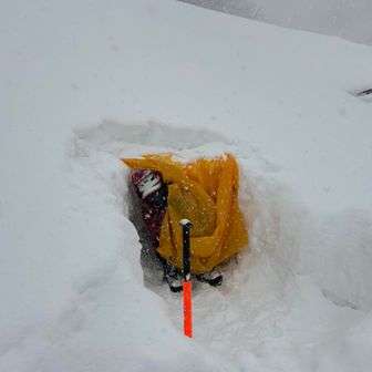 初めての雪洞掘り🪏
これじゃ私、ビバークできず 死んじゃいます😇
何度も練習しよう！