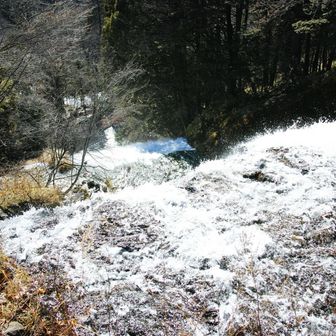 先の湯の湖の水が流れ落ちる
湯滝！
何度も日光には来てたのに
初めて見た滝でした❣
歩かないと気が付かなかった😆
