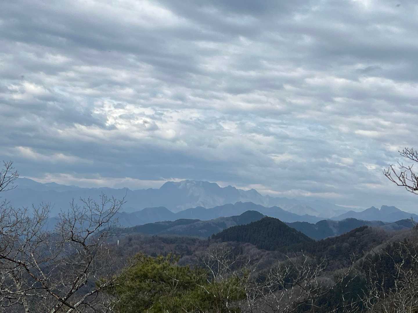 雲多めだけど､周りの山々は見えてます👀
これは両神山🤩