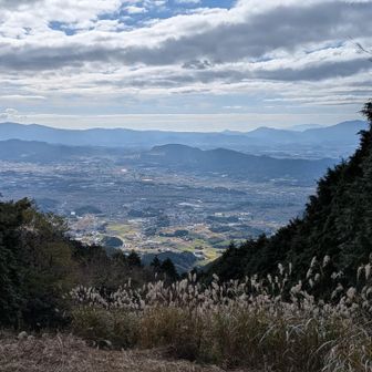 山頂は西側が開けている。
太宰府方面の山？