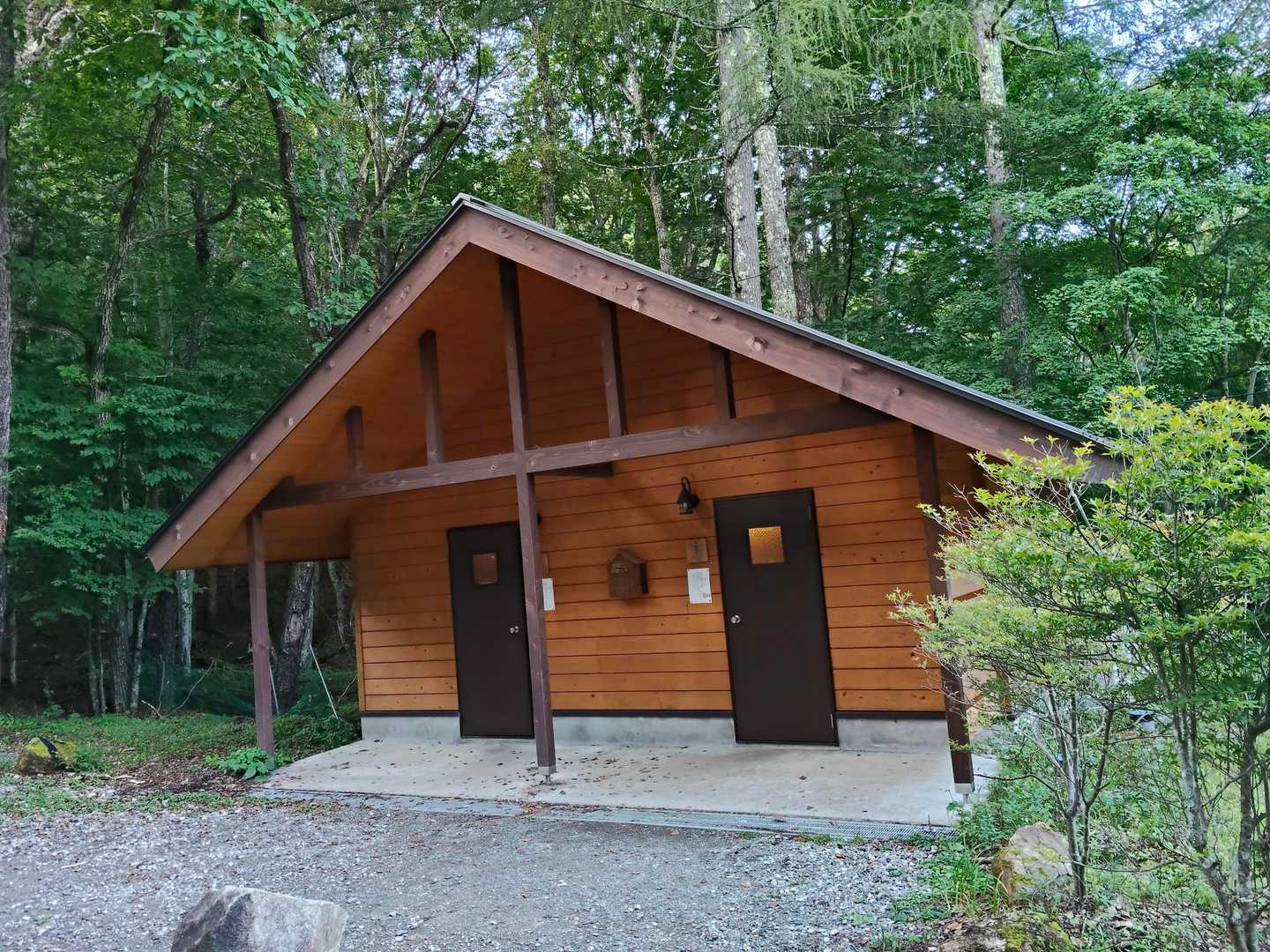 駐車場から100ｍ程歩くと山荘の隣にキレーな水洗トイレ有☺️
チップ制100円
瑞牆山荘のご主人の話では今朝は今シーズン1番の冷え込み（１桁台）だったとか🥶身体がまだ夏モードなので夜と早朝のトイレが凍えました🥶