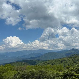 山頂から苗場山方面