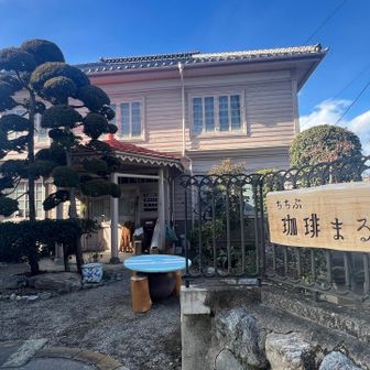 大正ロマン漂うハイカラな珈琲屋さんですね👍
軽く軽食でも…と、思ったら…closed😭