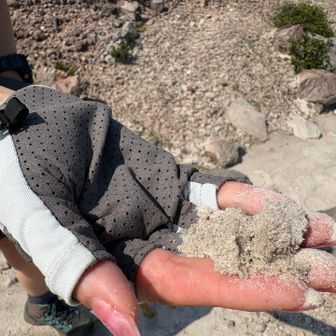 登山道の砂がサラサラ
山なのに砂浜みたい笑
砂浜にいる錯覚だけどお山な？