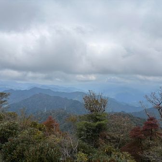 左八経ヶ岳方面、右に下北山村と池原ダムが見えてます。池原ダムを来る時に見ましたが進撃の巨人に出てくる壁さながらの迫力でした。