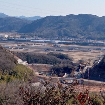 磐山(170m)から南側の展望ですが、標高が低く瀬戸内海は見えません。手前の左右の道は山陽自動車道で、良く利用する美作道との接続工事が行われています。完成すれば、岡山市、四国が近くなります。