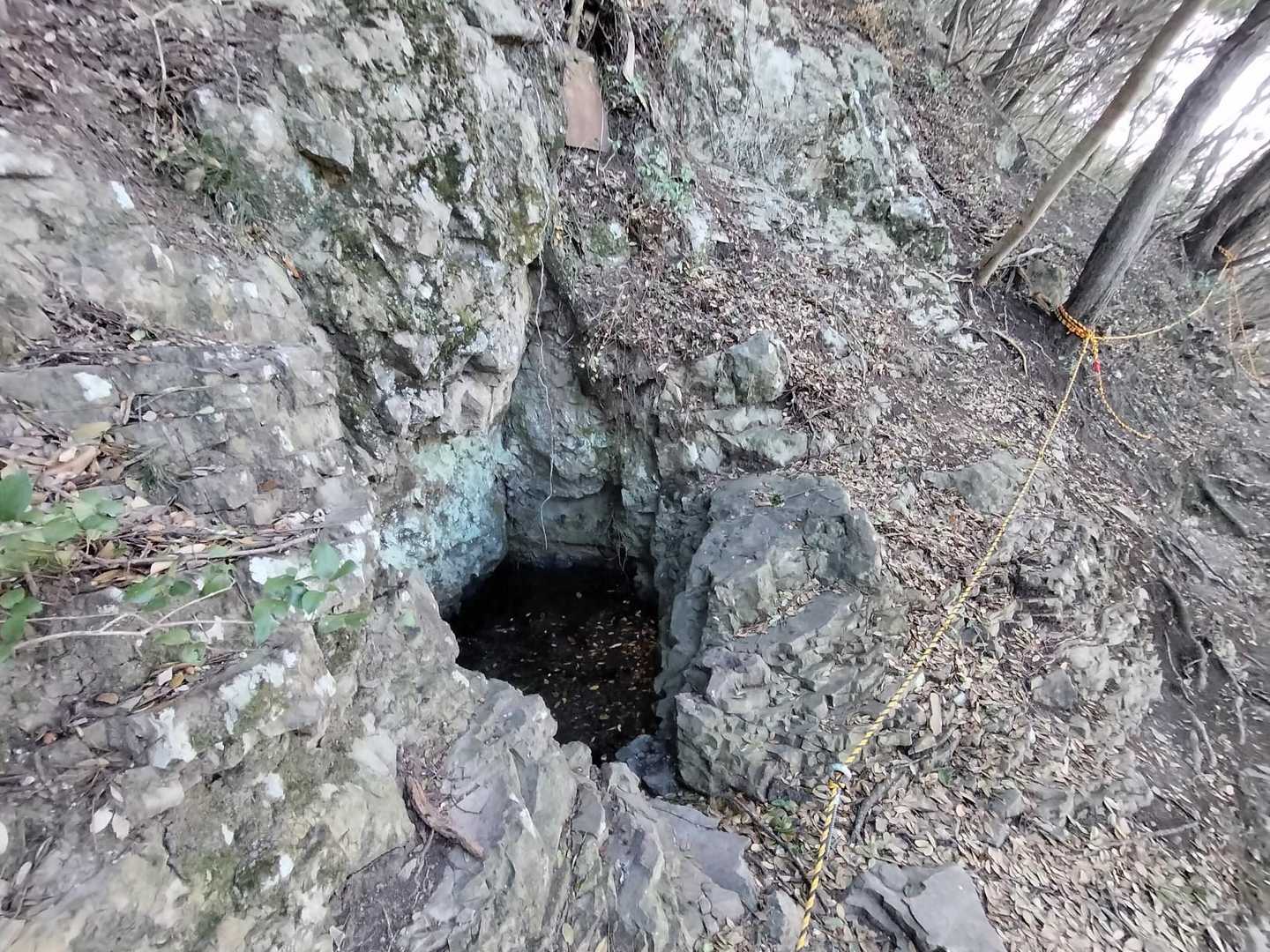 天霧山トラバースルート上にある古井戸。今も水をいっぱい蓄えています。