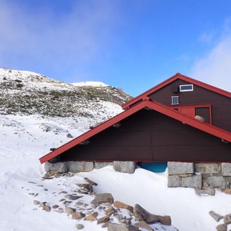 石室の南戸側も吹き溜まって、出入り可能は窓からのみとなり
小休憩のためにわざわざ侵入はせず
