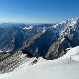 中央の白い部分は天神平。谷川山頂に続く長い
西黒尾根が見えます。