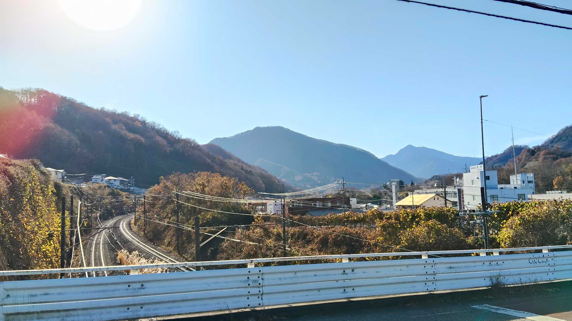 JR中央本線真上から。
写真真ん中と左の山を縦走してきました。