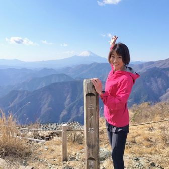 根っこに引っ掛かって
手のひら🖐️をついたあとに
顔からスライディング🦆💨
顔、砂だらけ☠️

でも富士山は美しい🗻✨ご満悦です🤗