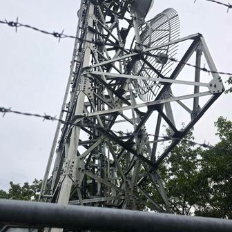 もう少し先まで行って電波塔がある四方津御前山東峰。