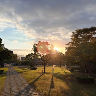 下山して公園の朝日🌅