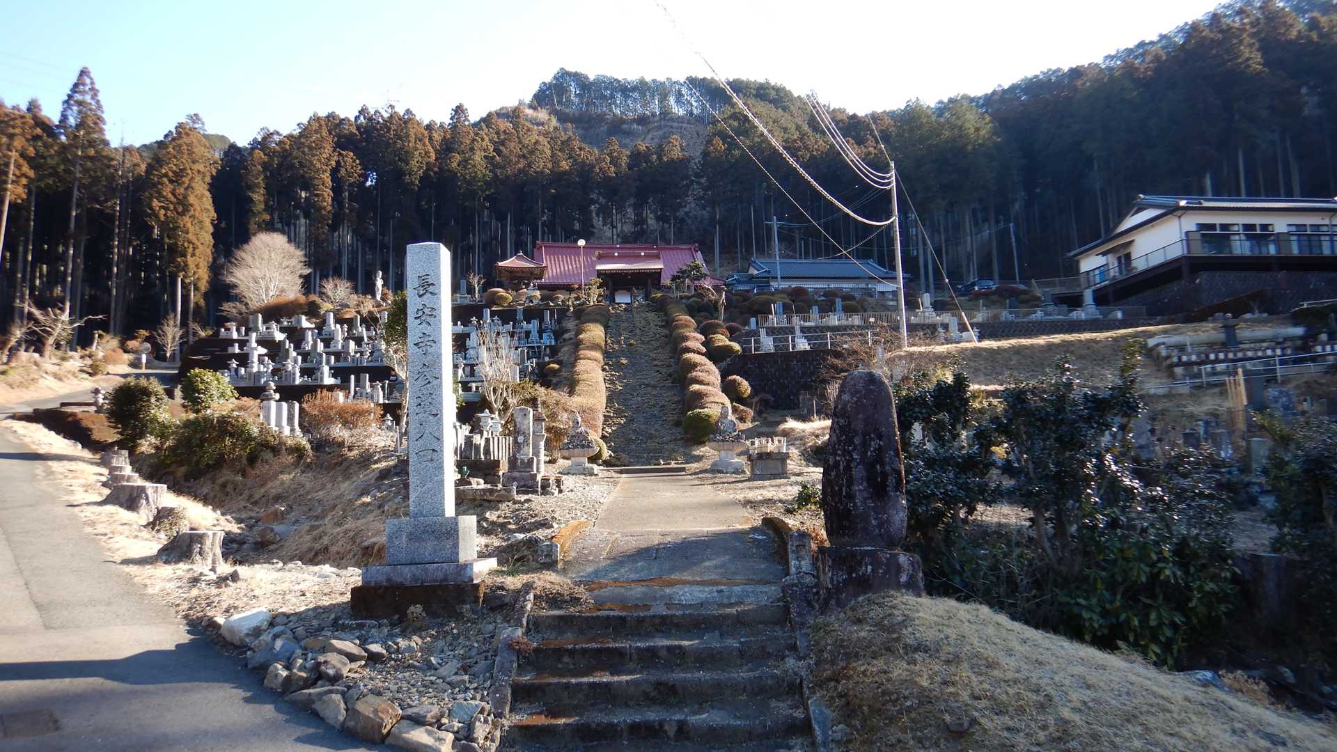 ここから登って行きます🚶‍♂️　途中、お寺の方に車のこと話すと、快く「お気をつけて」と言ってくださいました🙇