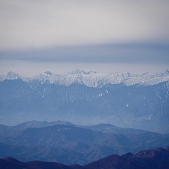 登り進めていくと、眺望が開け、アルプスが一望できます。