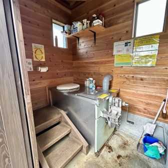 トイレチェック。

使用後は、ハンドルを20回以上、逆に10回以上回す🌀
排泄分やペーパーがオガクズと混ざる仕組み。

においはしない👍
回すのに息切れはしますが、ありがたい🙏