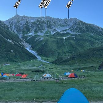 翌朝　雲一つない青空に昨日登った山々