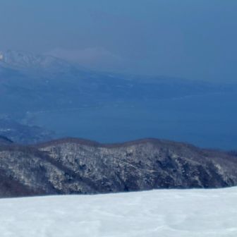 遠くに泣面山と白くぼんやり駒ヶ岳と砂原岳
噴火湾側