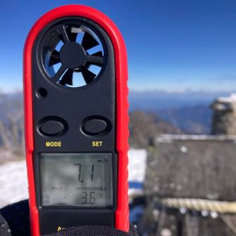 さすがに頂上は風も強かった🌪️
そして寒かった🥶
（3.6℃は測り始めてからのMAX表示、実際は-7℃くらいだった）