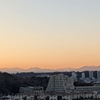 ありがた山の夕暮れ
稲城市と遠くの山々を望む
ありがたや、ありがたや〜

多摩丘陵の一部をゆるりと里山ハイク
“ちよ散歩”ならぬ“まき山歩”でした🤭

本日もありがとうございました🍀