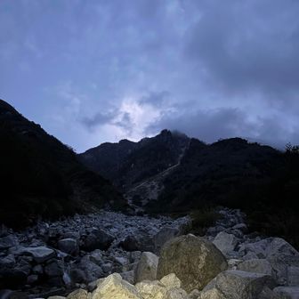 小池新道を登り始めて暫くして夜明け