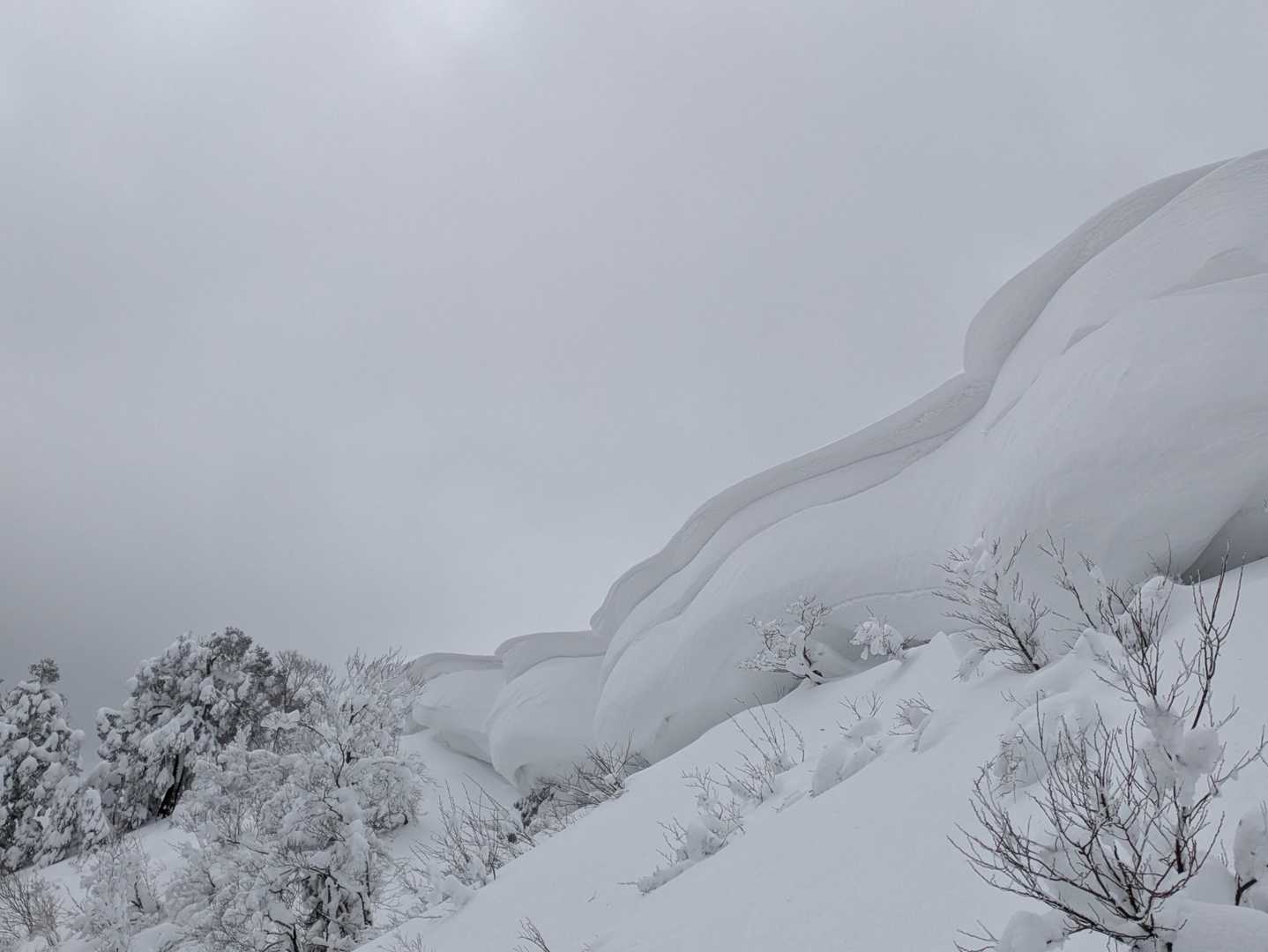 そして登りに出会った芸術的超巨大雪庇まで戻りました。
少し降りて下から鑑賞👀
よく見ると３層になってます。