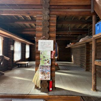 小屋の中きれいだけど少々ほこりっぽい