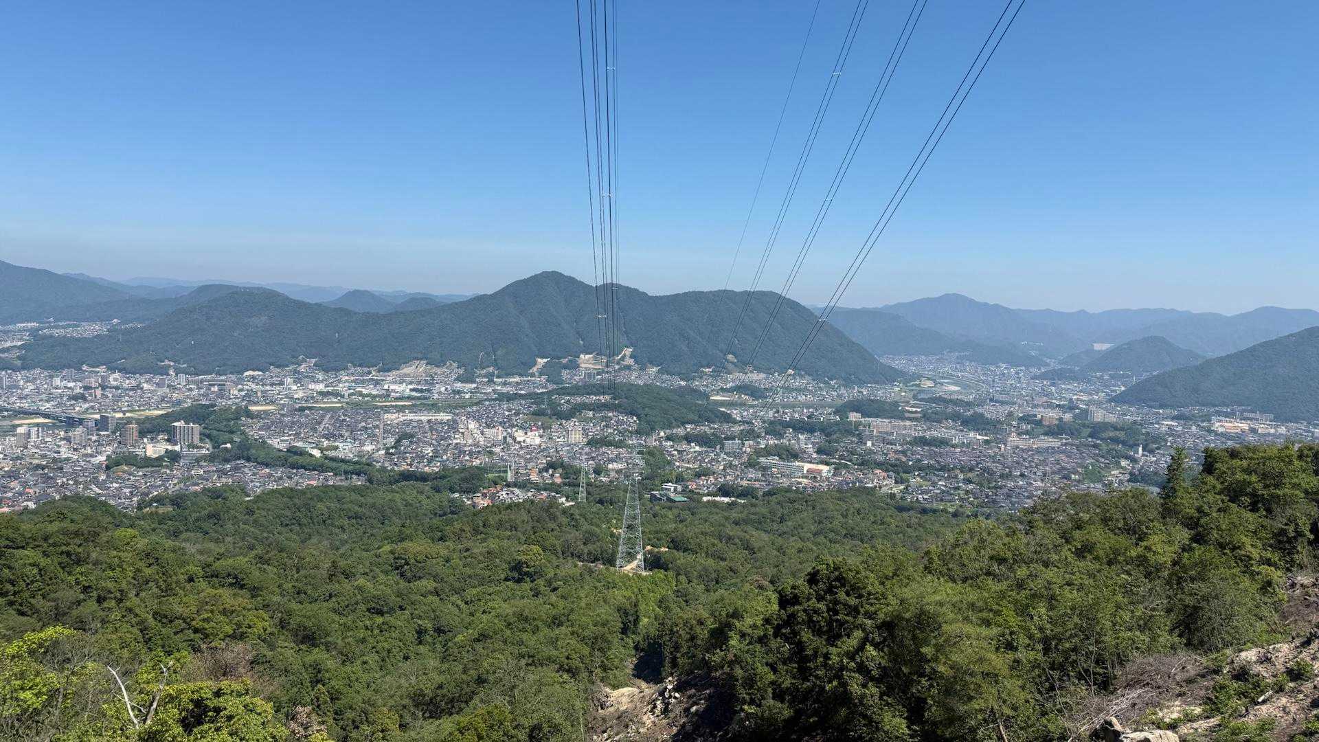 鉄塔の根元の影に腰かけて、風を浴びる。