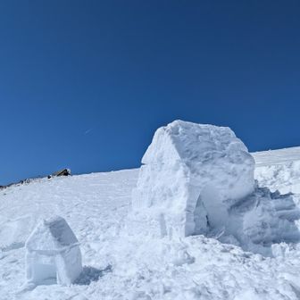 Ｓ君が飛び降りました。お昼時、菓子パンを食べている時でした。南無。