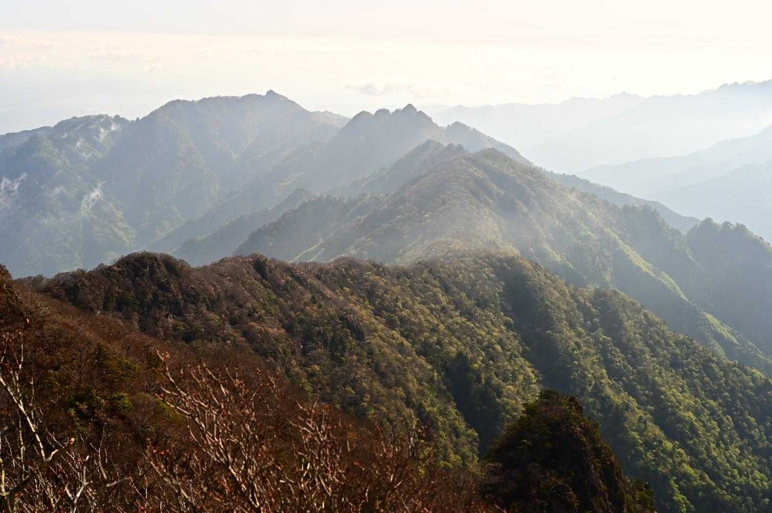 少しモヤがかかったような山並みは
とても美しく