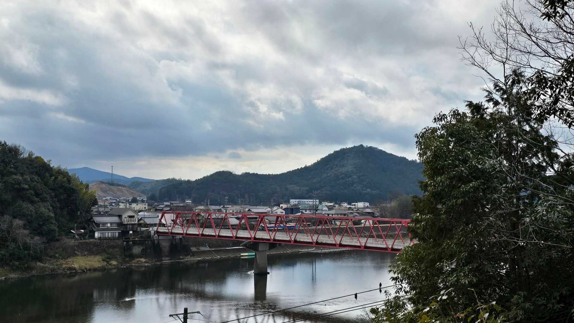 景色を見納め
あれはグレーのお山「高井坪」かな❓
さて、駐車場に向かいます。
