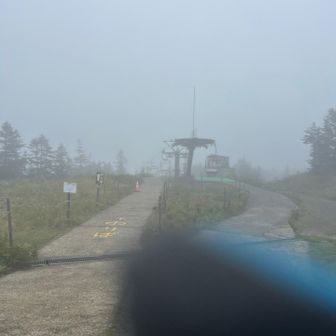 リフトの降り場、雨風強かったです💦
