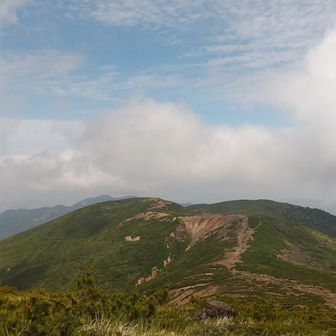 地蔵山方面を眺めながらおやつ休憩
めちゃくちゃ座り心地の良い岩に巡りあえてご満悦☺️
