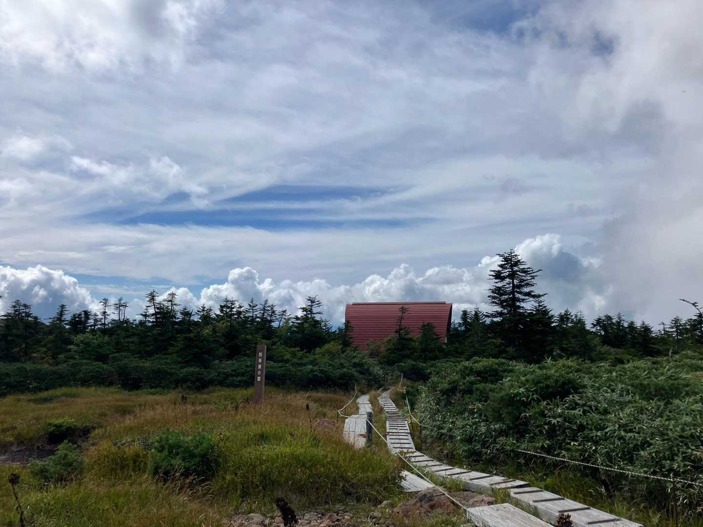 西吾妻小屋の横を通って山頂へ🚶