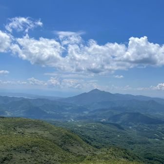箕輪山から磐梯山、前に登った時よりこっちのルートのほうが景色がいいと夫も言ってました。砂利道はあのくらいならオッケーらしい。