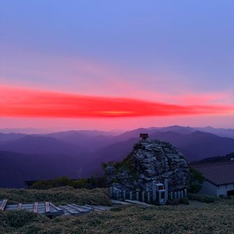 朝焼けが衝撃的なピンク🩷でした。

日の出は4:49でしたが、このあと雲に覆われて、これが本日の朝焼けMAXでした。