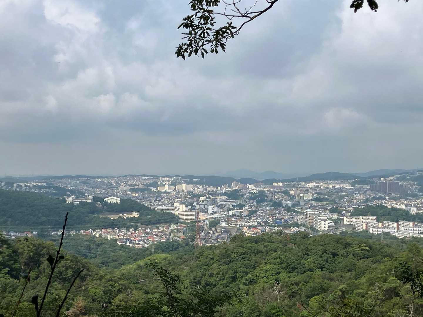 鍋蓋北道からの眺望。
奥にうっすら、雄岡山と雌岡山が見えます。