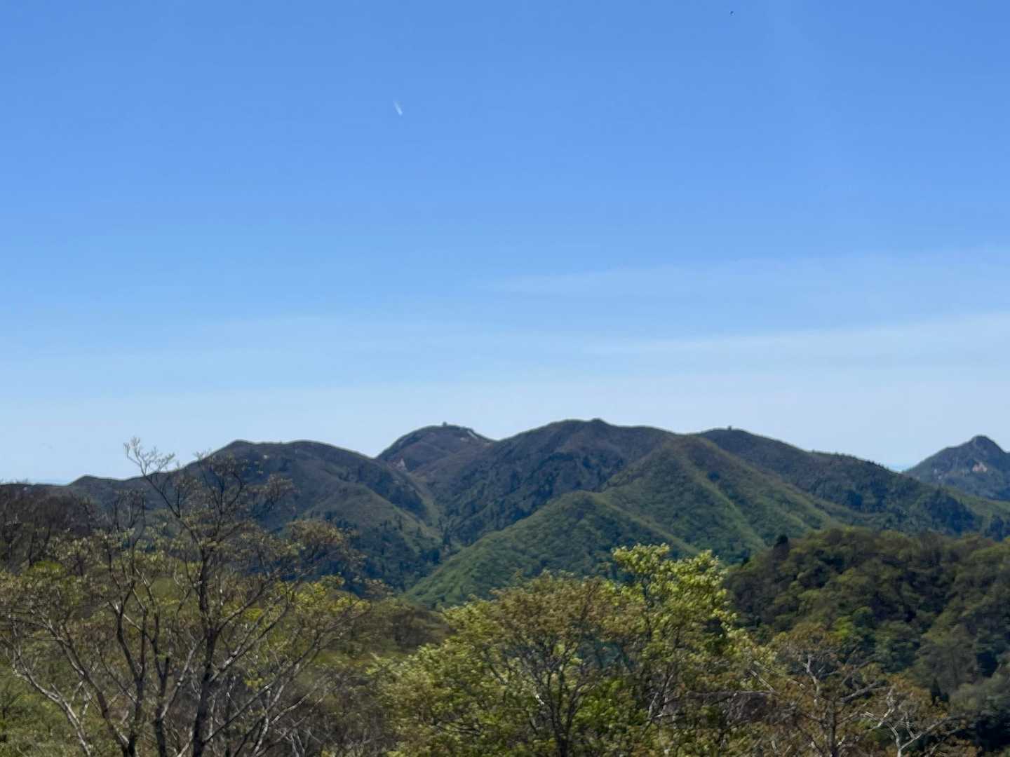 御在所岳と右に鎌ヶ岳