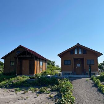 避難小屋と綺麗なトイレ　